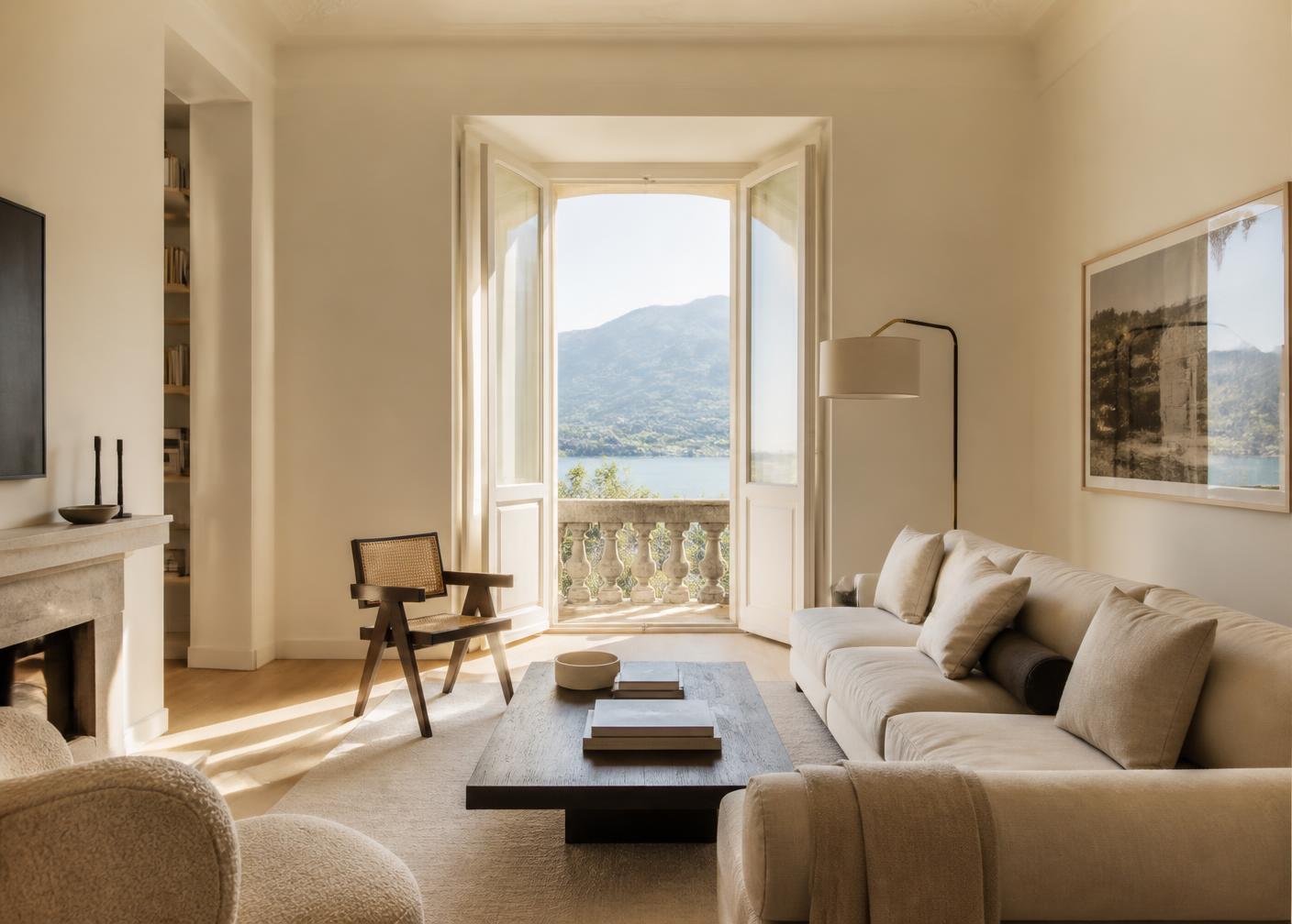 Interno luminoso di una residenza affacciata sul lago
